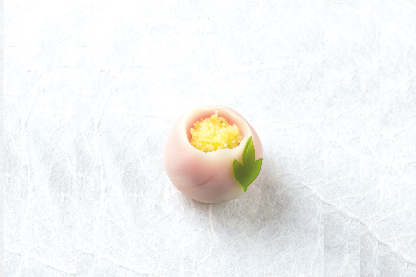 和菓子で作られた牡丹の花です、食べれますが、飾り物が良いと思います 和菓子で作られた牡丹の花です、食べれますが、飾り物が良いと思います